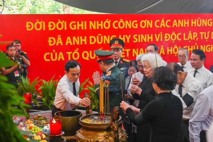 Bí thư Thành ủy TP HCM Trần Lưu Quang cùng lãnh đạo, nguyên lãnh đạo Thành phố dâng hương.