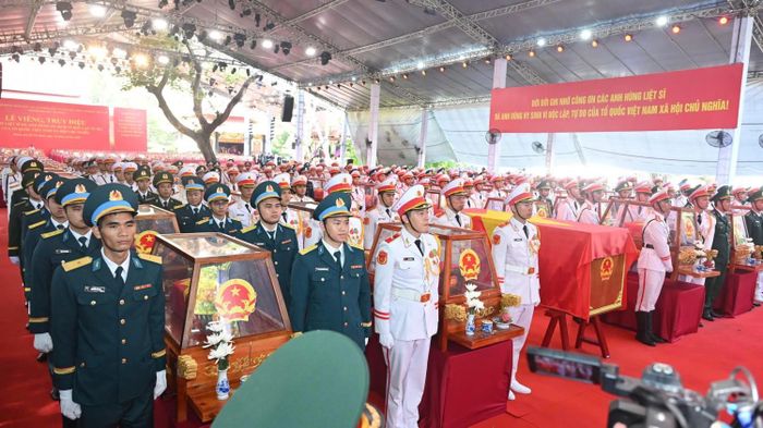 Lễ viếng, truy điệu và an táng hài cốt liệt sĩ được tìm kiếm, quy tập tại Công viên Lê Thị Riêng diễn ra trong không khí trang nghiêm.