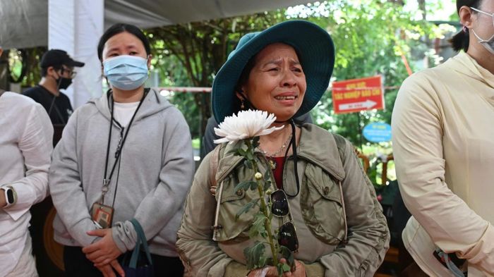 Từ sáng sớm, đông đảo người dân đã có mặt trước cổng Công viên Lê Thị Riêng và dọc các tuyến đường đoàn xe đưa hài cốt liệt sĩ về Nghĩa trang Liệt sĩ TP HCM đi qua, thành kính chờ tiễn đưa các liệt sĩ.