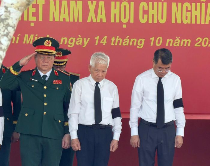 Thủ tướng Lê Minh Hưng cùng các lãnh đạo dự Lễ an táng hài cốt liệt sĩ tại Nghĩa trang Liệt sĩ TP HCM.