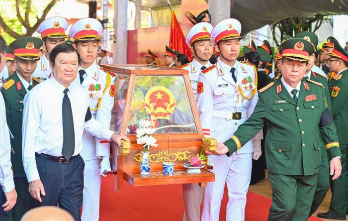 Đại tướng Nguyễn Trọng Nghĩa và nguyên Chủ tịch nước Trương Tấn Sang đưa hài cốt các anh hùng liệt sĩ rời Công viên Lê Thị Riêng về nơi an táng.
