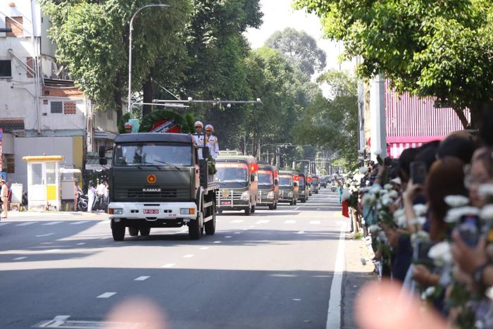 Sau lễ truy điệu, đoàn xe đưa hài cốt liệt sĩ rời Công viên Lê Thị Riêng, theo lộ trình 26km qua các tuyến đường Trường Sơn, Cách Mạng Tháng Tám, Điện Biên Phủ, Võ Nguyên Giá… để về Nghĩa trang Liệt sĩ Thành phố.