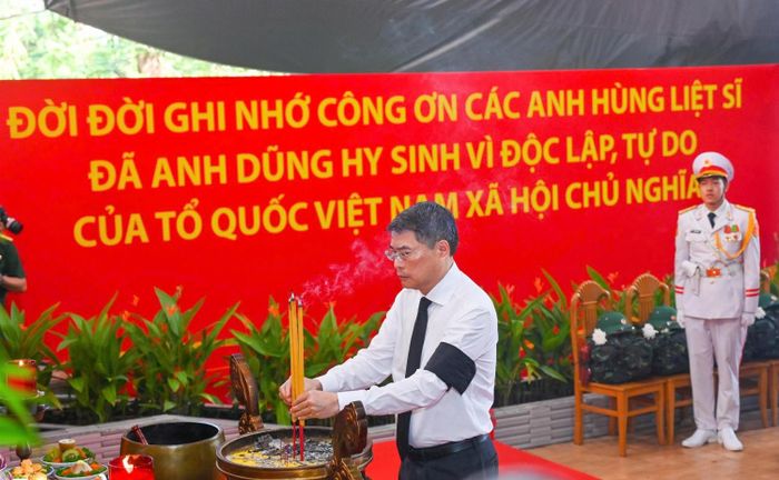 Thủ tướng Chính phủ Lê Minh Hưng dâng hương lên anh linh các anh hùng liệt sĩ.