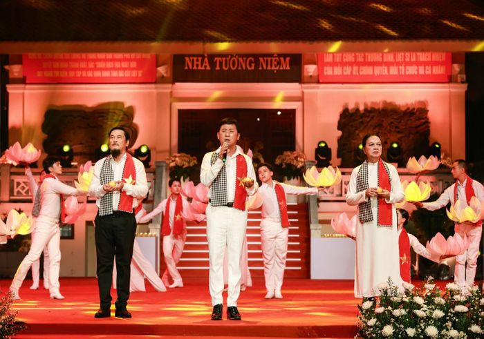 Trước đó, tối 13/10, chương trình nghệ thuật đặc biệt “Khúc tri ân” đã được diễn ra với những ca khúc cách mạng giàu cảm xúc, bày tỏ lòng biết ơn sâu sắc đối với các anh hùng liệt sĩ trước hành trình đưa các liệt sĩ về an nghỉ tại Nghĩa trang Liệt sĩ TP HCM.