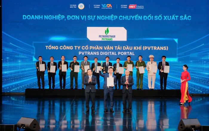 Ông Bùi Đình Giang – Giám đốc Chuyển đổi số, Trưởng Ban An toàn, Khoa học công nghệ và Chuyển đổi số PVTrans đại diện Tổng công ty nhận giải thưởng “Doanh nghiệp chuyển đổi số xuất sắc” tại Vietnam Digital Awards 2026.