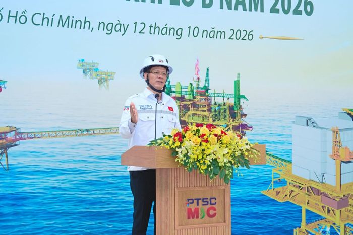 Đồng chí Phạm Văn Chuân, Chủ tịch Công đoàn PTSC M&C, đại diện tổ chức Công đoàn các đơn vị phát biểu ghi nhận và động viên người lao động tiếp tục thi đua hoàn thành thắng lợi “120 ngày đêm hoàn thành các mốc thi công CPP Topside - Dự án Phát triển mỏ Khí Lô B”