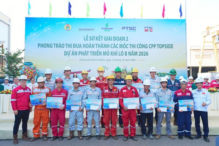 Đại diện Công đoàn PQPOC và PTSC M&C trao thưởng cho các tập thể, cá nhân có thành tích xuất sắc trong đợt thi đua