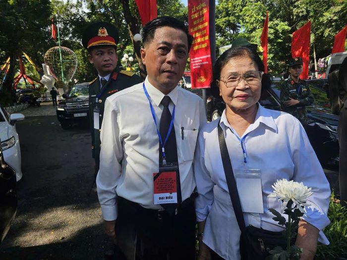 Ông Trần Kiến Xương - Phó Chánh Văn phòng Tòa án nhân dân tối cao kiêm Phó Chánh Văn phòng phụ trách Văn phòng TANDTC khu vực phía Nam và bà Nguyễn Thị Bích Nga - Chủ nhiệm Câu lạc bộ Truyền thống Kháng chiến Khối Vũ trang – Biệt động Quân khu Sài Gòn – Gia Định tại lễ tiễn đưa hài cốt liệt sĩ.