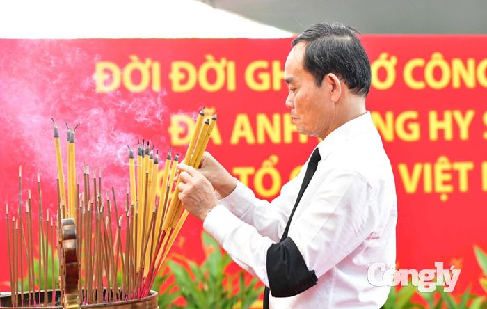 Bí thư Thành ủy TP Hồ Chí Minh Trần Lưu Quang dâng hương tri ân các liệt sĩ