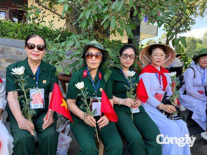 Đông đảo người dân có mặt tiễn đưa, tri ân sự hi sinh của các liệt sĩ