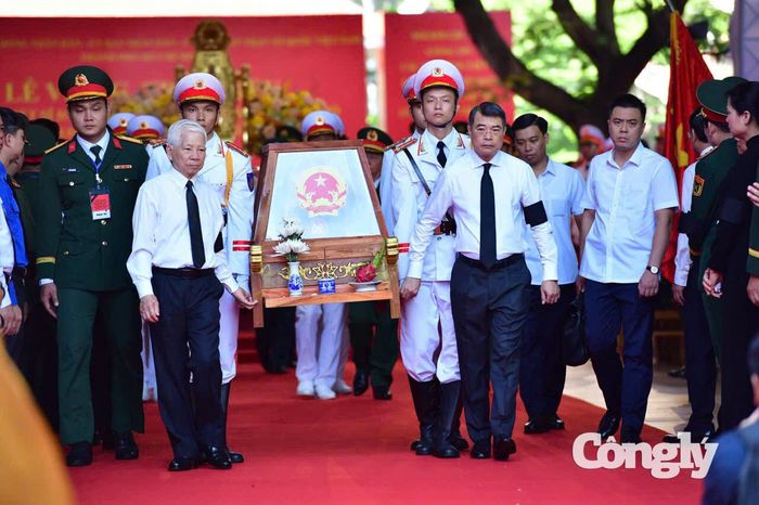 Nguyên Chủ tịch nước Nguyễn Minh Triết và Thủ tướng Chính phủ Lê Minh Hưng di chuyển giá khiêng hài cốt liệt sĩ
