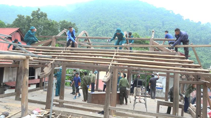 Huy động nhân lực hỗ trợ di dời nhà cửa cho người dân vùng sạt lở