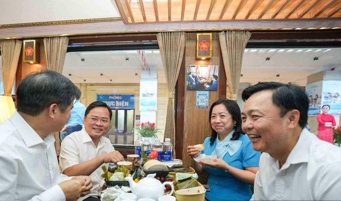 Đồng hành cùng đội ngũ nhân viên y tế trên hành trình này, Tập đoàn Đường sắt Quốc gia Việt Nam phục vụ miễn phí các món ăn nhẹ, thức uống trên tàu, đồng thời hỗ trợ trung chuyển đến bệnh viện