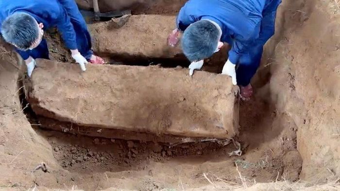 Đội 192, Bộ Chỉ huy quân sự TP Huế tìm thấy 2 hài cốt liệt sĩ được mai táng trong vỏ bom. (Ảnh: Lê Sáu)