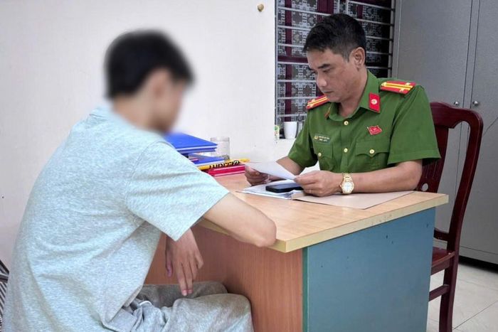 Công an xã Vĩnh Hải tuyên truyền về các phương thức, thủ đoạn lừa đảo qua mạng xã hội, đặc biệt là thủ đoạn giả mạo cơ quan chức năng, sử dụng giấy tờ giả để đe dọa, thao túng tâm lý nạn nhân.