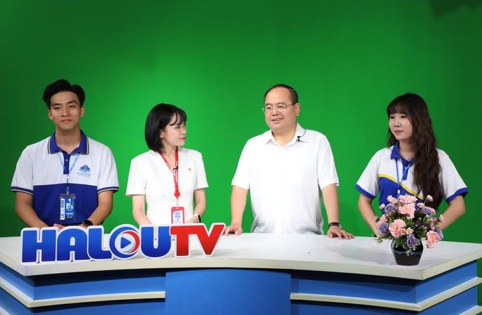 Bí thư Thành ủy Quản Minh Cường thăm trường quay ảo tại Đại học Hạ Long và trò chuyện với sinh viên.