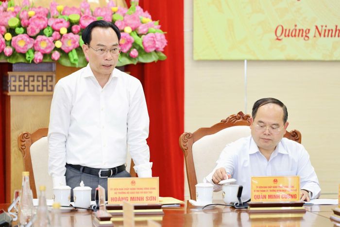 Bộ trưởng Bộ Giáo dục và Đào tạo Hoàng Minh Sơn và Bí thư Thành ủy Quản Minh Cường tại buổi làm việc ngày 12/10.