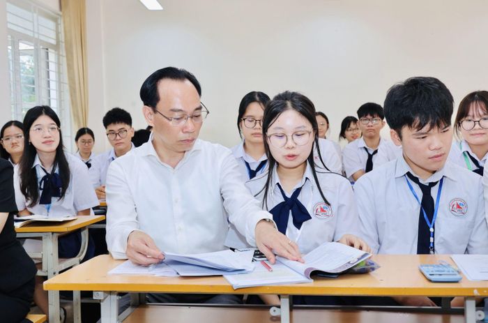 Bộ trưởng Hoàng Minh Sơn trò chuyện với học sinh trường THPT Chuyên Hạ Long, Quảng Ninh.
