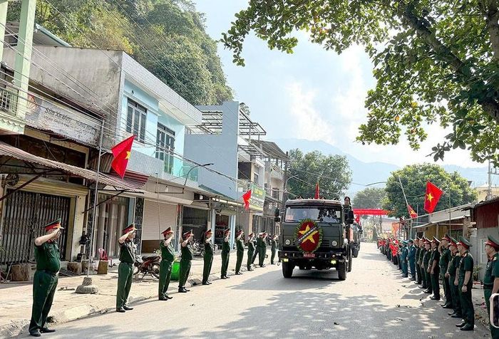 Nhân dân xã Thanh Thủy chào đón đoàn di chuyển hài cốt liệt sĩ đi qua.
