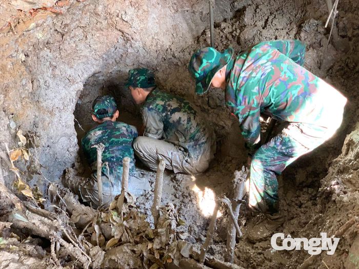 Cán bộ, chiến sĩ Đội tìm kiếm, quy tập hài cốt liệt sĩ (lâm thời) tích cực triển khai nhiệm vụ tại khu vực nghĩa trang tạm Cầu Chữ Y.