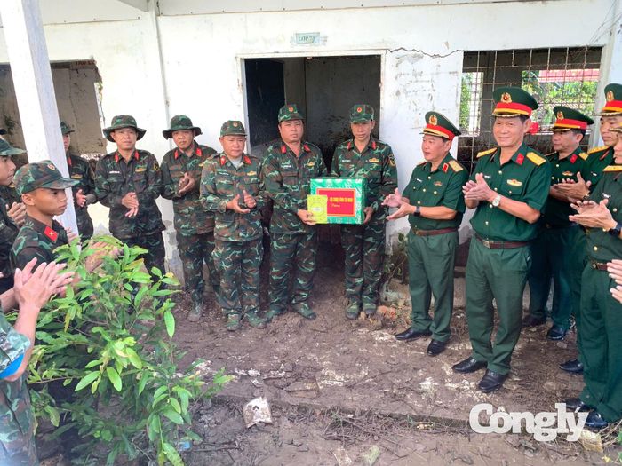 Thiếu tướng Nguyễn Văn Ngành tặng quà, động viên cán bộ, chiến sĩ Đội tìm kiếm, quy tập hài cốt liệt sĩ (lâm thời).