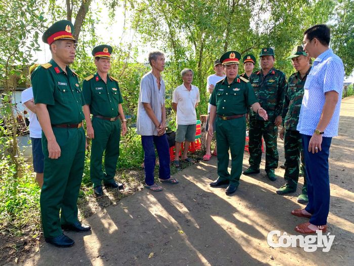 Thiếu tướng Nguyễn Văn Ngành và lãnh đạo Xã Hồ Thị Kỷ trao đổi với các nhân chứng lịch sử, tiếp nhận thông tin phục vụ công tác tìm kiếm, quy tập hài cốt liệt sĩ.