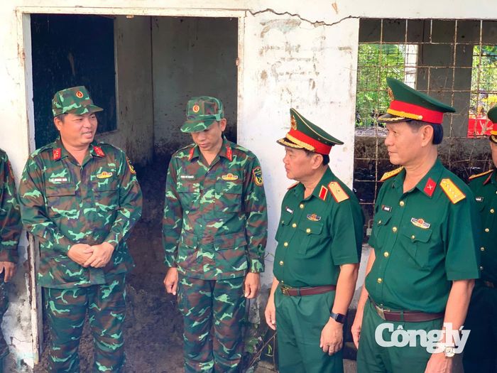 Thiếu tướng Nguyễn Văn Ngành thăm hỏi, động viên cán bộ, chiến sĩ Đội tìm kiếm, quy tập hài cốt liệt sĩ (lâm thời), biểu dương tinh thần trách nhiệm trong thực hiện nhiệm vụ.