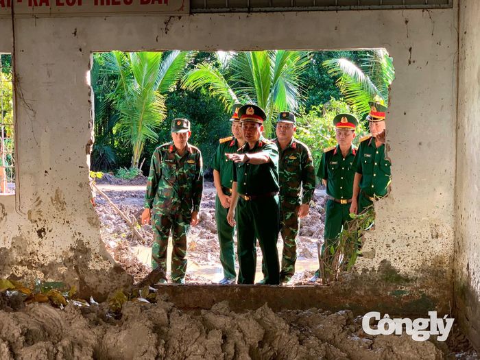 Lãnh đạo Bộ CHQS tỉnh Cà Mau kiểm tra các vị trí tìm kiếm, quy tập hài cốt liệt sĩ tại khu vực nghĩa trang tạm Cầu Chữ Y, xã Hồ Thị Kỷ.