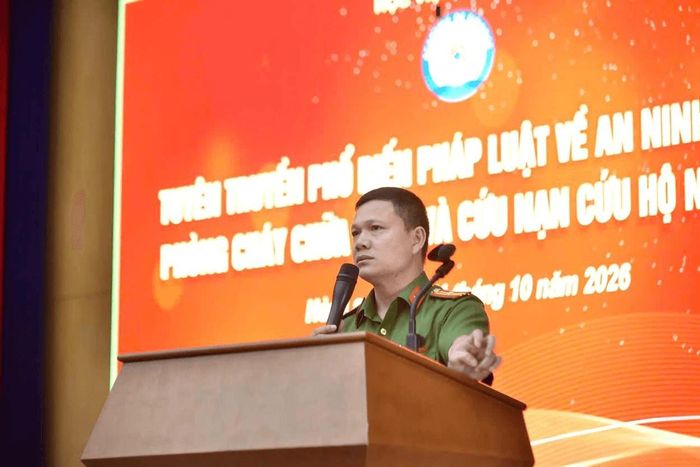 Công an xã Hòa Lạc phối hợp với Học viện Tài chính, cơ sở Hòa Lạc, tổ chức tuyên truyền pháp luật, hướng dẫn kỹ năng an toàn giao thông và phòng ngừa tội phạm lừa đảo trên không gian mạng.