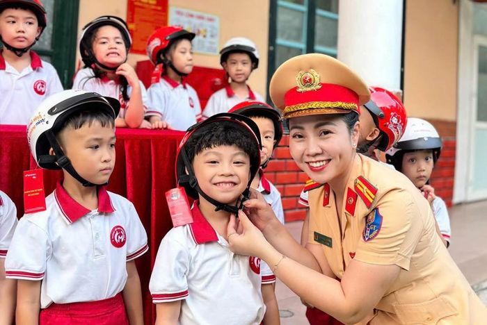 CSGT Hà Nội tăng cường tuyên truyền pháp luật về an toàn giao thông.