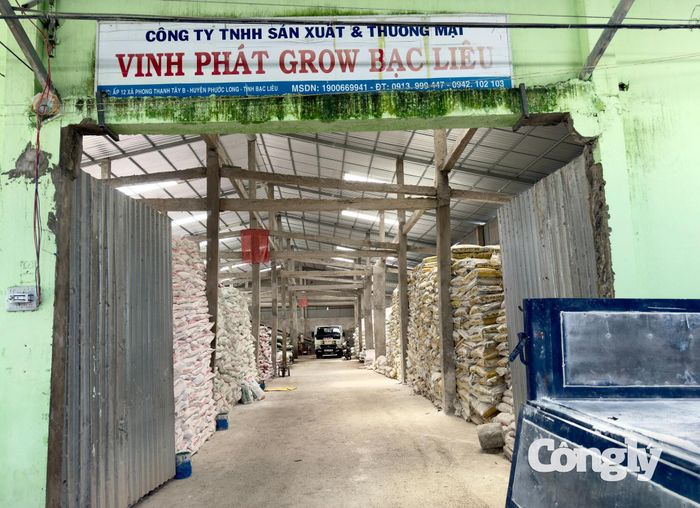 Kho chứa hàng thành phẩm và nguyên liệu sản xuất phân bón giả tại công ty của Hứa Văn Chọn.