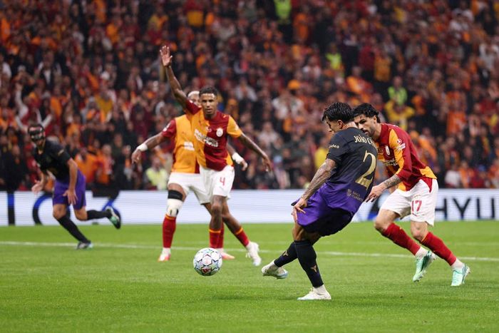 Nhưng đến cuối hiệp một, Joao Cancelo lẻn xuống gỡ hòa 1-1
