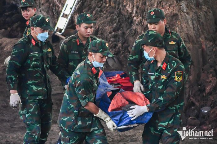 Công tác tìm kiếm, quy tập hài cốt liệt sĩ tại công viên Lê Thị Riêng được thực hiện không kể nắng mưa.