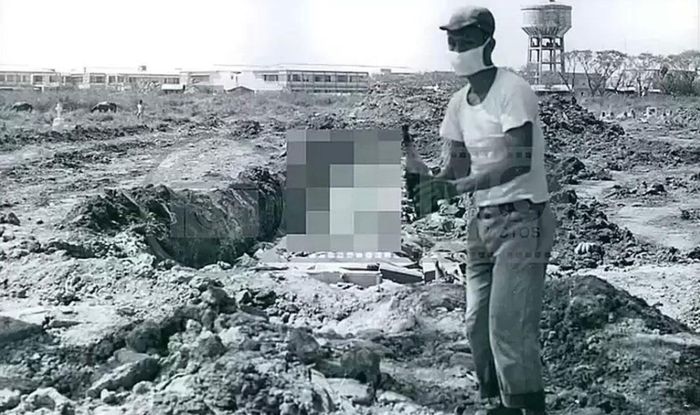 Rãnh mộ chôn tập thể trong bức ảnh chụp vào tháng 2/1968 tại nghĩa địa Chí Hoà - Chợ Quán, nay là công viên Lê Thị Riêng. Ảnh tư liệu.
