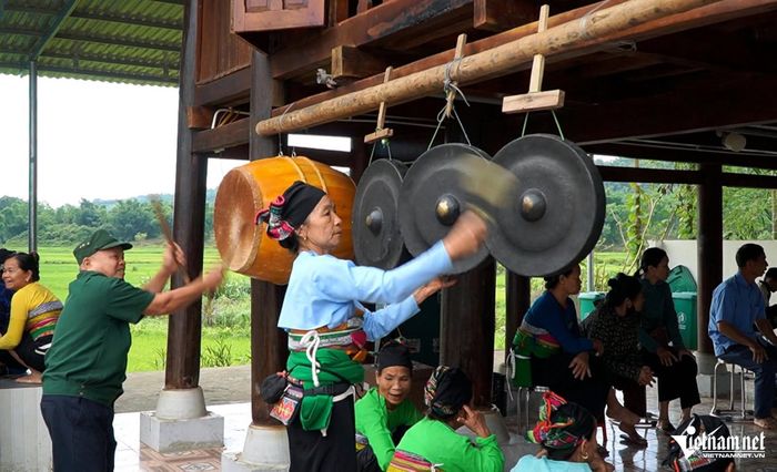 Cán bộ Trung tâm Cung ứng dịch vụ công thường xuyên phải tham gia các hoạt động phong trào của xã. Ảnh: Lê Dương