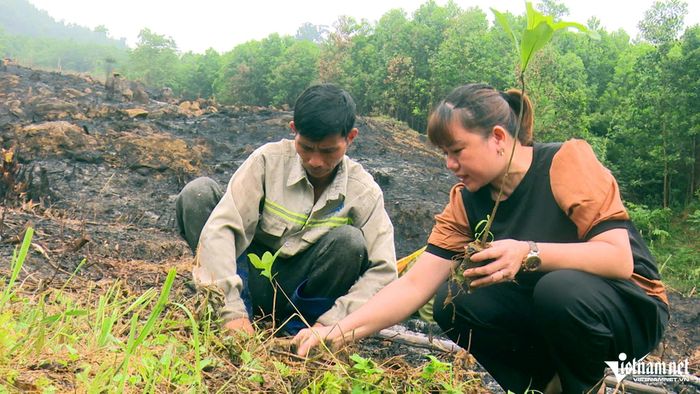 Nhiều công việc không thể chỉ xử lý trên hồ sơ mà đòi hỏi cán bộ phải trực tiếp xuống bản, đến khu vực sản xuất với người dân. Ảnh: Lê Dương