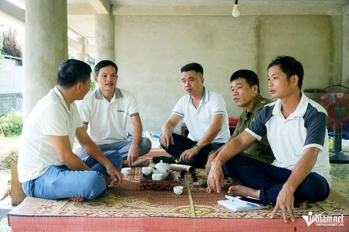 Ngày cuối tuần, ông Toàn có mặt tại các thôn để hỗ trợ tiêm phòng vật nuôi. Ảnh: Lê Dương