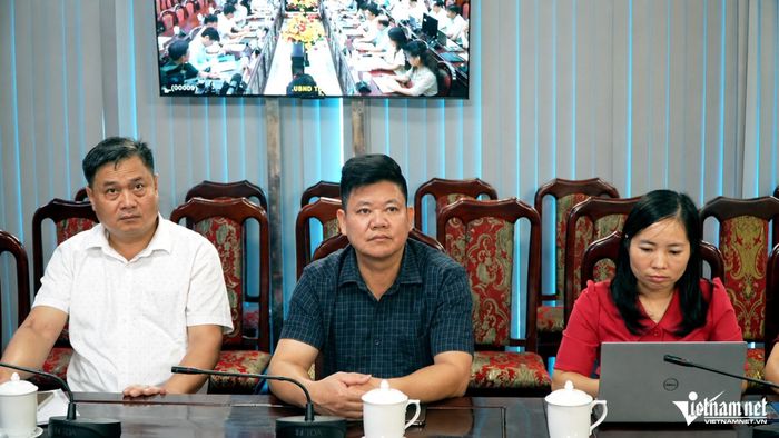 Trong nhiều cuộc họp, ông Hưng (giữa) phải kiêm cả việc quay phim, chụp ảnh. Ảnh: Lê Dương