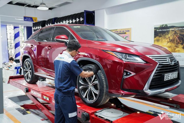 Hiện tượng rung giật vô lăng có thể đến từ hệ thống lái và hệ thống treo lâu không bảo dưỡng. Ảnh: Hoàng Hiệp