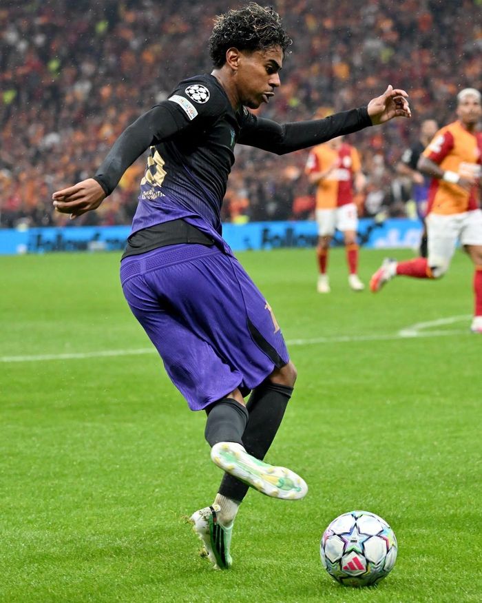 Điểm nhấn là kỹ thuật Reverse Cruyff, còn được gọi là Joe Cole turn hoặc Fake Rabona, biến thể đầy sáng tạo từ động tác xoay người huyền thoại của Johan Cruyff.