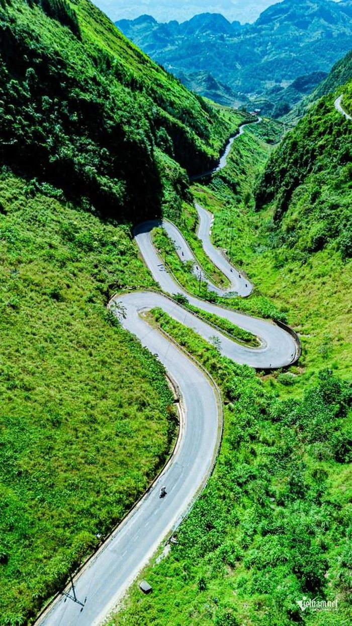 Để đến Dốc Thẩm Mã, du khách đi theo Quốc lộ 4C, còn được biết đến với tên gọi Đường Hạnh Phúc, từ khu vực trung tâm Hà Giang cũ tiến vào sâu trong vùng Cao nguyên đá Đồng Văn. Từ cột mốc số 0 tại thành phố Hà Giang (cũ), quãng đường đến Dốc thử sức ngựa khoảng 105km, mất hơn 3 giờ di chuyển.