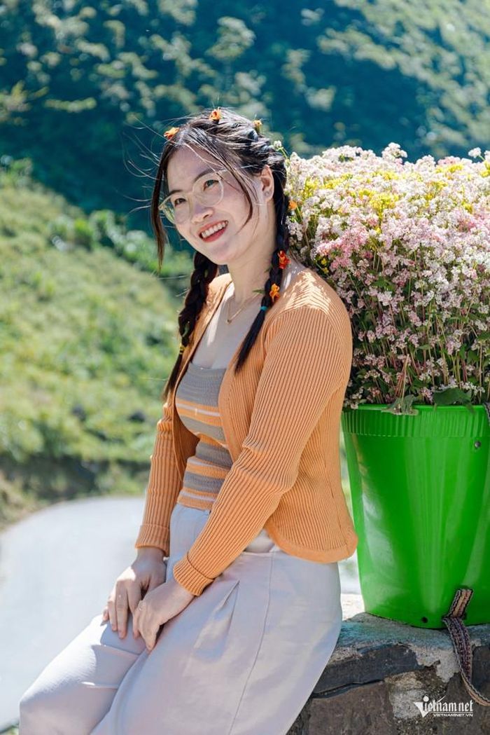 Vào những ngày thời tiết thuận lợi, khu vực đỉnh dốc khá nhộn nhịp. Du khách thường dành thêm thời gian để cảm nhận không khí vùng cao, trò chuyện với nhau và lưu lại những bức ảnh bên cung đường.