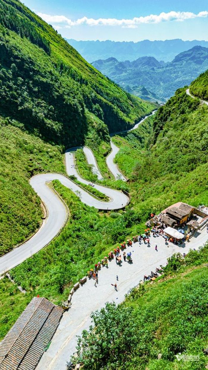 Từ đỉnh Dốc Thẩm Mã, du khách có thể phóng tầm mắt về những dãy núi trùng điệp và cung đường uốn lượn phía dưới. Đây cũng là một trong những điểm dừng chân được nhiều du khách lựa chọn để ngắm cảnh trên hành trình từ Hà Giang đến Đồng Văn.
