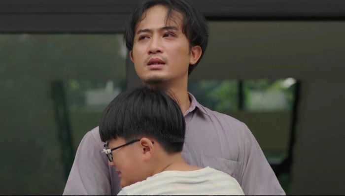 Cảnh phim xúc động của hai bố con.