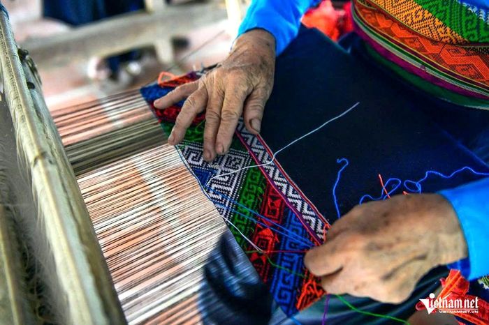 Dệt thổ cẩm thủ công nên đường nét hoa văn rất tinh xảo. Ảnh: Lê Dương
