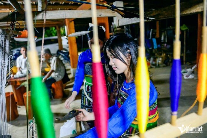 Lớp trẻ cũng đang được truyền nghề để gìn giữ nét văn hóa địa phương. Ảnh: Lê Dương