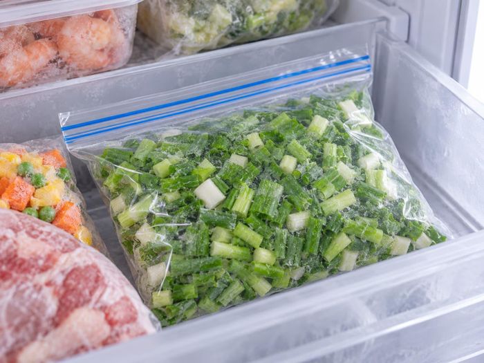 Trữ đông là phương pháp bảo quản giúp hành lá sử dụng được lâu. Ảnh: AI