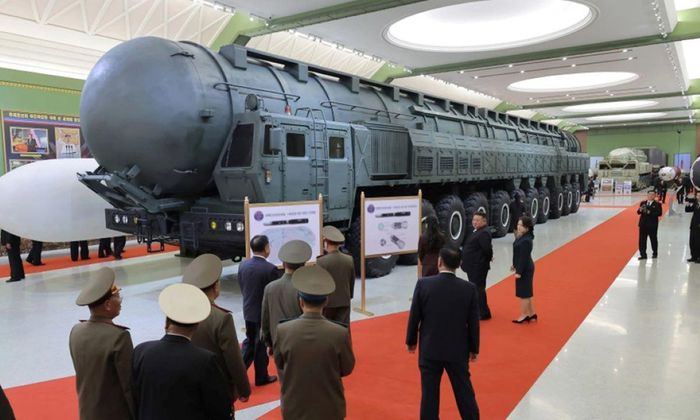Ông Kim Jong-un và vợ con xem ICBM Hwasong-20 tại Bảo tàng Cách mạng Quốc phòng hôm 11/10. Ảnh: KCNA
