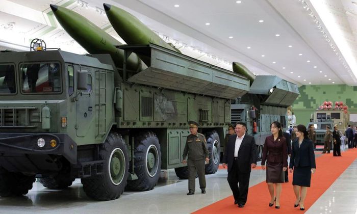 Nhà lãnh đạo Triều Tiên Kim Jong-un (thứ ba từ phải sang) cùng vợ và con gái đi thăm bảo tàng quốc phòng mới xây dựng. Ảnh: KCNA