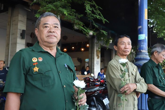 Cựu chiến binh Dương Văn Thành rưng rưng đón những người đồng đội trở về lòng đất mẹ. Ảnh: Tuấn Kiệt